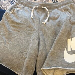 NEW Nike cotton training shorts size L. Very comfortable with great style. 🏀🏈